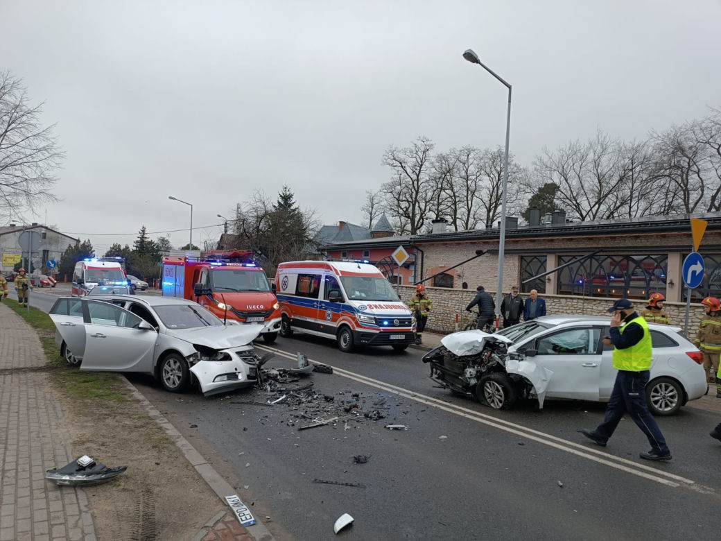 Łódzkie. Cztery osoby ranne w wypadku na DK72 w Poddębicach