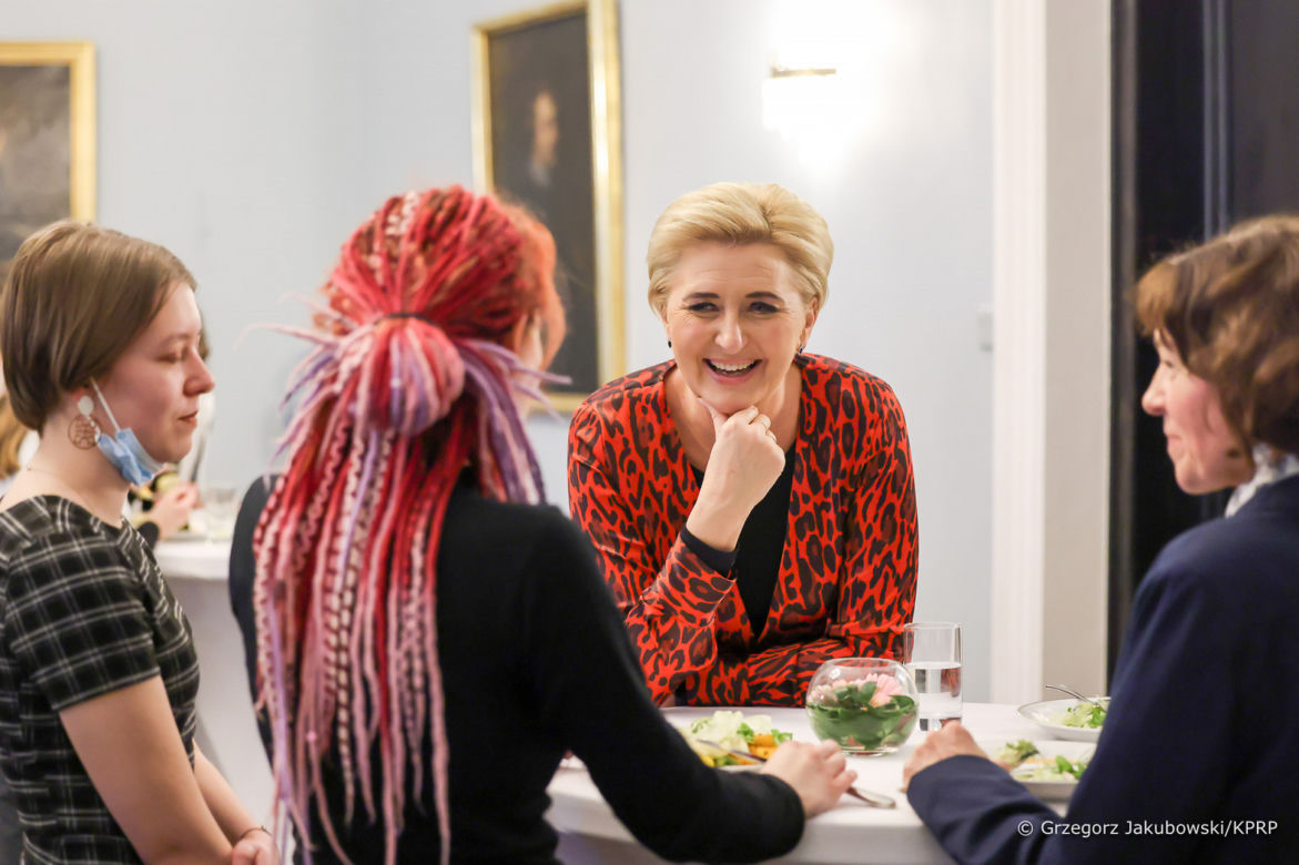 Agata Duda ubiera choinkę