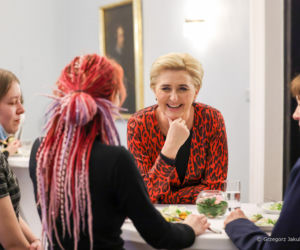 Agata Duda ubiera choinkę