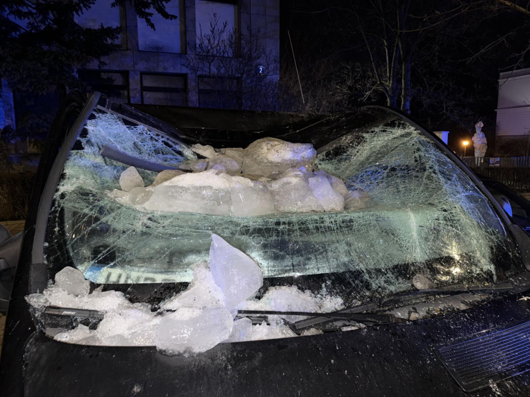 Warszawa. Bryła lodu rozstrzaskała szybę busa