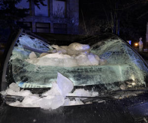 Warszawa. Bryła lodu rozstrzaskała szybę busa