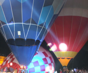 W dzień latały, nocą ziały ogniem. Nocny pokaz balonów w Nałęczowie 