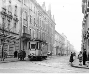 Ulica Topolowa przy skrzyżowaniu z ulica Rakowicką. Widoczny tramwaj linii 5, 1933