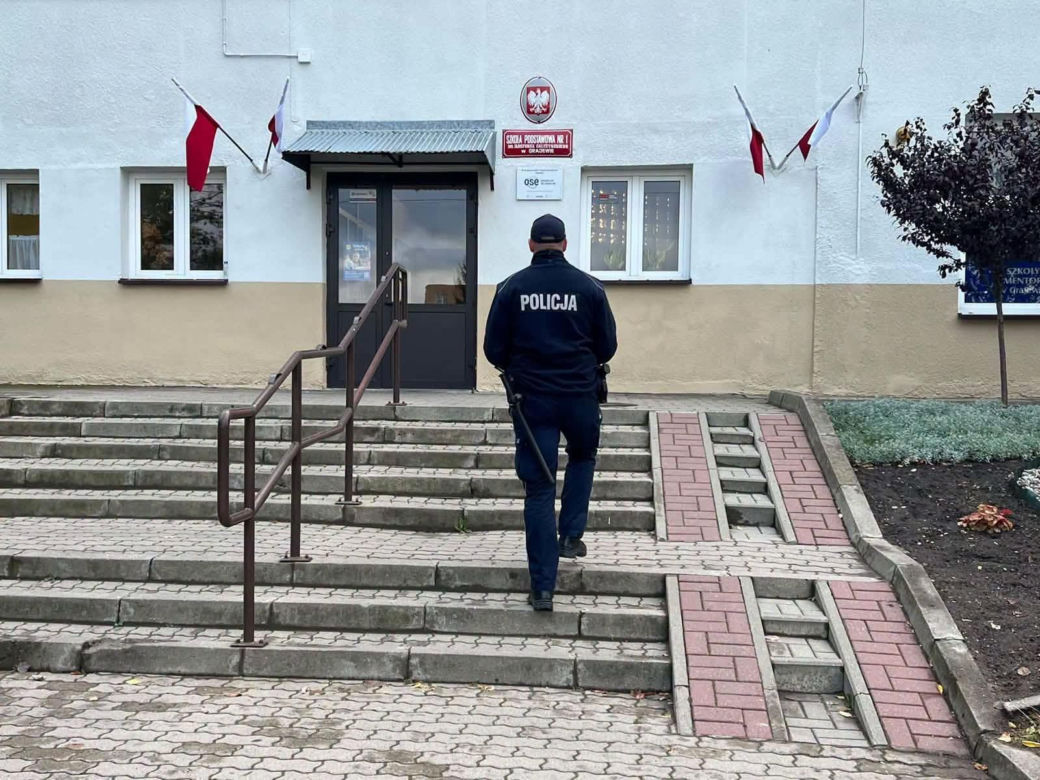 Radiowozy przed szkołami w Podlaskiem. Policja uspokaja rodziców i uczniów