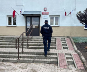 Radiowozy przed szkołami w Podlaskiem. Policja uspokaja rodziców i uczniów