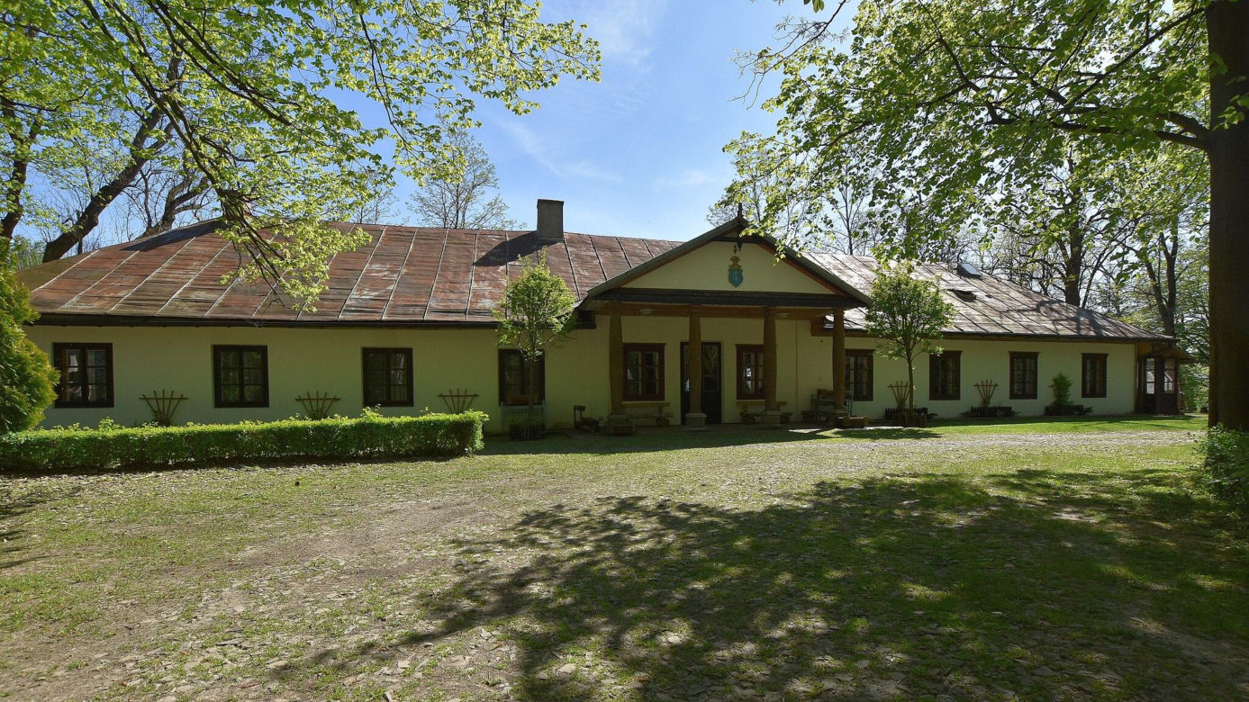 To miejsce w Małopolsce przyciąga turystów jesienią. Jego ozdobą jest unikatowy drewniany dwór