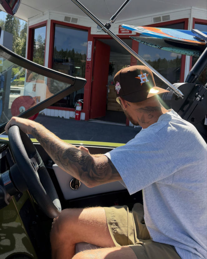 Wakacje Bieberów. Justin pali cygaro, a Hailey pokazuje pośladki