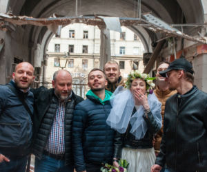 Młoda para wzięła ślub w zniszczonym bombardowaniem Charkowie