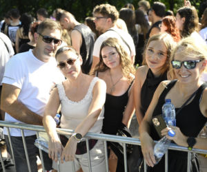Fani w upale czekają na koncert The Weeknd. Tłumy w Warszawie