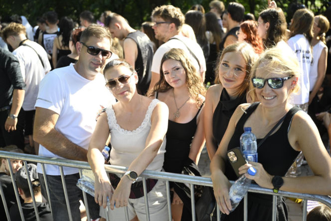 Fani w upale czekają na koncert The Weeknd. Tłumy w Warszawie