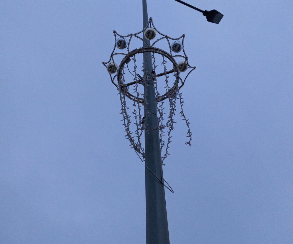 Jednorazowa dekoracja? Nowe iluminacje świąteczne w Lesznie nie wytrzymały nawet sezonu!