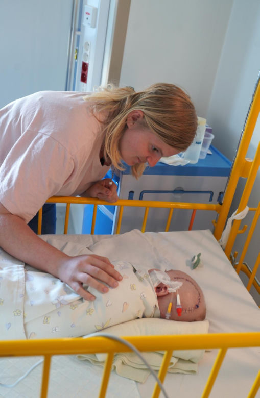 Lipsk. Ojciec rzucił 6-miesięcznym dzieckiem o podłogę. Matka: "powinien zgnić w więzieniu"