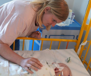 Lipsk. Ojciec rzucił 6-miesięcznym dzieckiem o podłogę. Matka: powinien zgnić w więzieniu