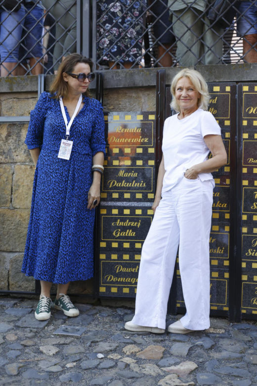Cała na biało Maria Pakulnis szaleje z sierpem w Lubomierzu. Renata Dancewicz tym razem na spokojnie