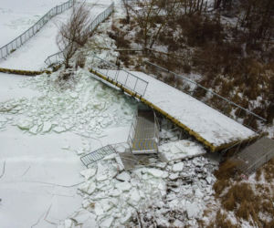 Niedawno wyremontowana po pożarze, teraz zniszczona przez lód. Promenada w Trzebieży znów do odbudowy