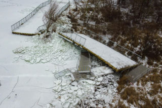 Niedawno wyremontowana po pożarze, teraz zniszczona przez lód. Promenada w Trzebieży znów do odbudowy