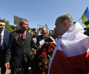 Ambasador Rosji Siergiej Andriew oblany sokiem z buraka przez aktywistów w 2022r.