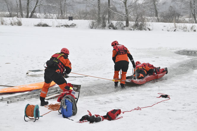 Gdy załamie się lód. Co robić, by uratować siebie lub kogoś, gdy wpadnie do wody?