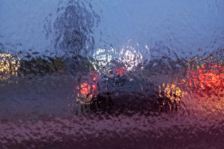 Skute lodem chodniki, ulice i... samochody. Trudny poranek dla kierowców w Lesznie