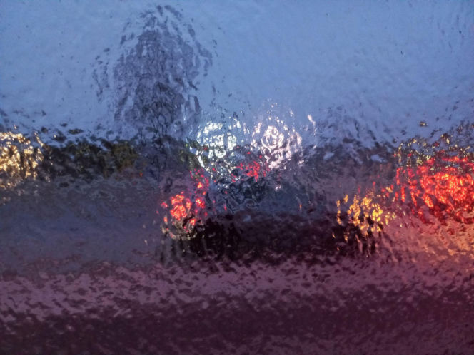 Skute lodem chodniki, ulice i... samochody. Trudny poranek dla kierowców w Lesznie