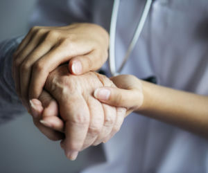 Opieka nad seniorami stoi nad przepaścią