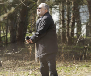 Karol Karski w lesie