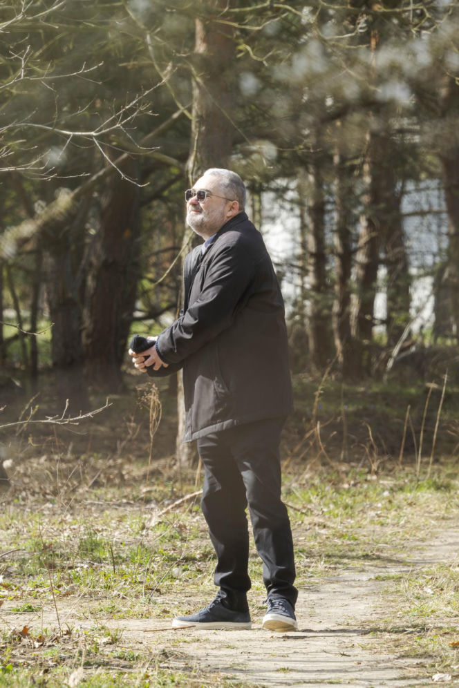 Karol Karski w lesie