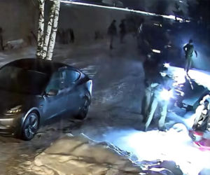 Uzbrojeni funkcjonariusze wtargnęli o świcie. YouTuber skuty przy płaczących dzieciach