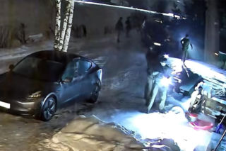 Uzbrojeni funkcjonariusze wtargnęli o świcie. YouTuber skuty przy płaczących dzieciach