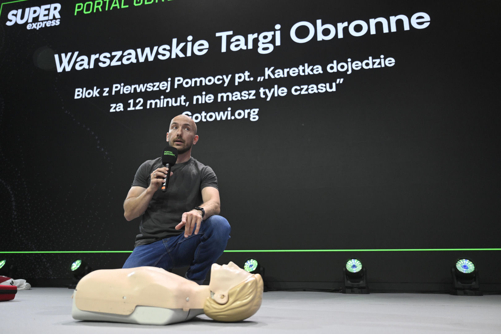Warszawskie Targi Obronne. Scena Biała Blok z Pierwszej Pomocy pt. „Karetka dojedzie za 12 minut, nie masz tyle czasu”