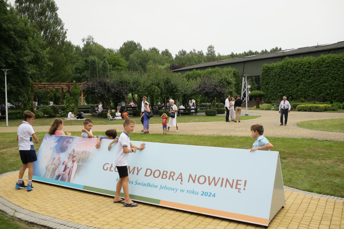 Kongres Świadków Jehowy 2024. W niedzielnych wydarzeniach wzięły udział tłumy