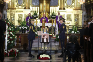 Tłumy żegnają Wandę Traczyk-Stawską. Pojawił się Rafał Trzaskowski, padły poruszające słowa