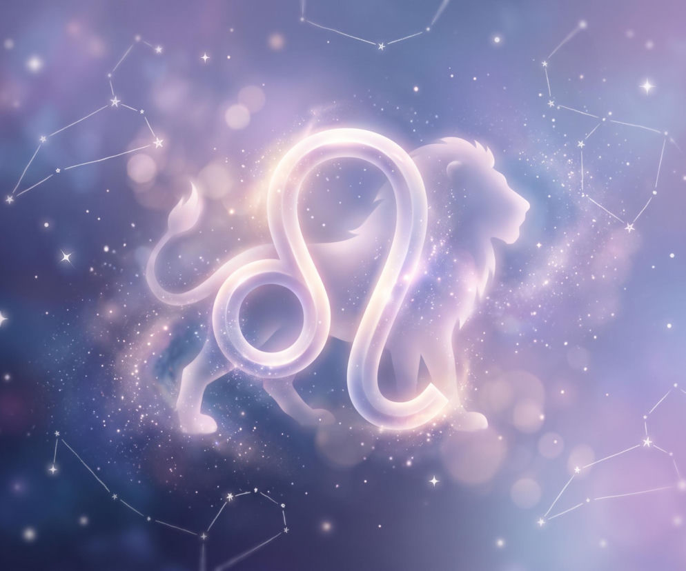 Świecący symbol zodiakalnego Lwa na tle gwieździstego nieba. O horoskopie dziennym dla Lwa przeczytasz na Eska.