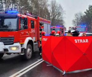  Masakra na drodze pod Prochowicami. Samochód zmiażdżony, kierowca nie żyje