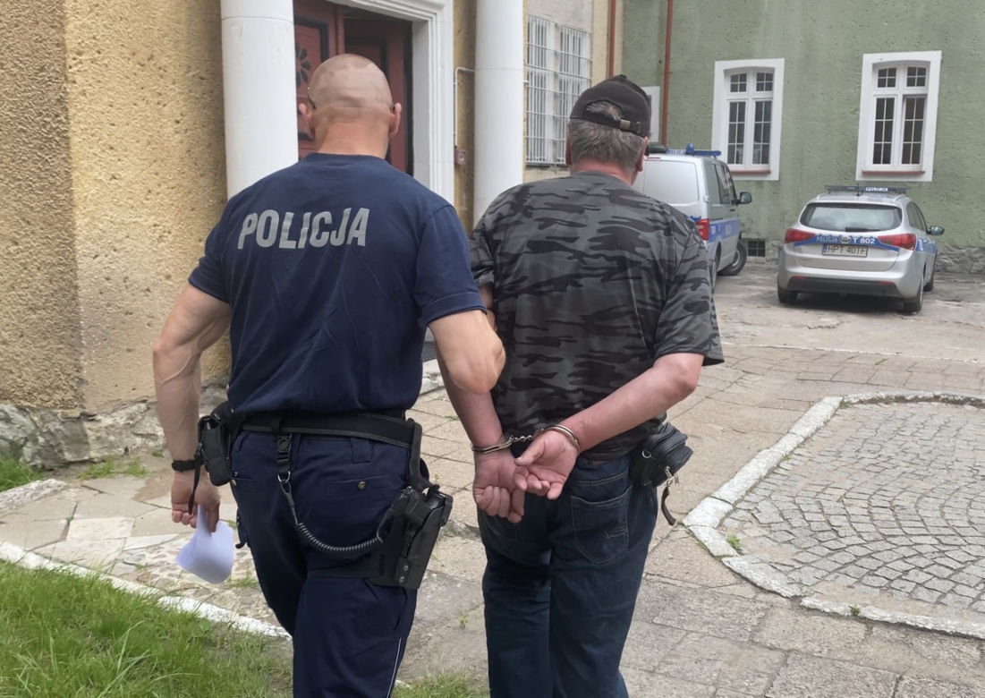 Wieliczki. Mężczyzna znęcał się nad psem w parku. Przerażające nagranie trafiło do sieci 