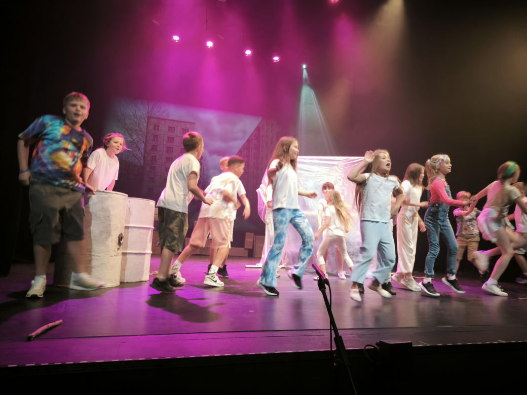Spektakl na zakończenie warsztatów teatralnych w Teatrze Miejskim w Lesznie 