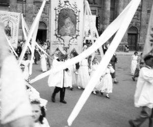 Uroczystość Bożego Ciała w Warszawie celebrowana przez Prymasa Polski kardynała Stefana Wyszyńskiego - 1957 rok
