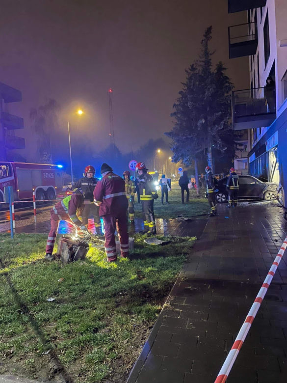 Poważny wypadek w Toruniu. Wjechała volkswagenem w wystawę sklepową