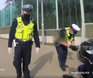 Białystok: Rzucił w policjantów nożami. Grozi mu do 10 lat więzienia