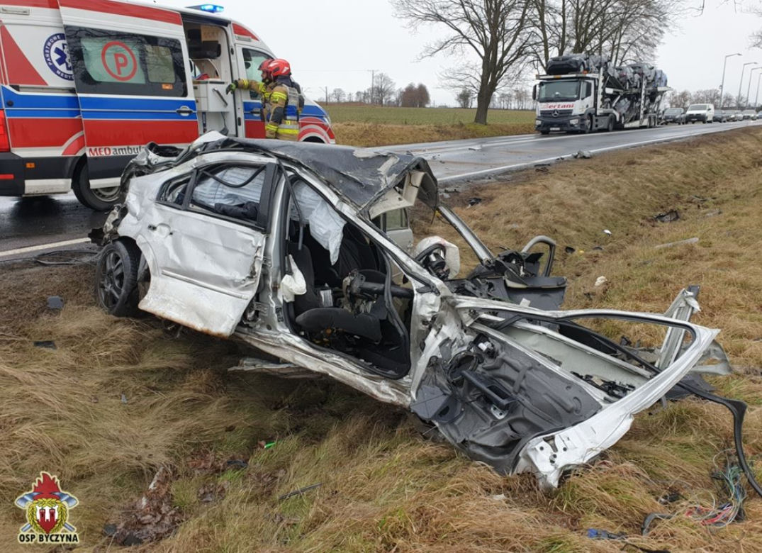 Wyleciał z drogi na łuku. Samochód rozerwało na dwie części. Wszystko się nagrało
