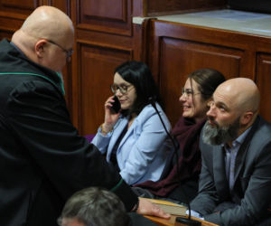 Ks. Olszewski zupełnie odmieniony, bez koloratki, z długą brodą