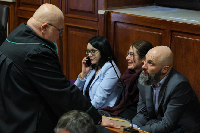 Ks. Olszewski zupełnie odmieniony, bez koloratki, z długą brodą