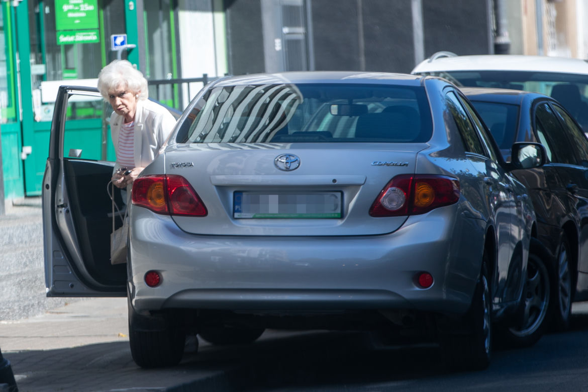 Krystyna Loska jeździ autem