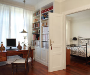 Biały apartament w starej kamienicy