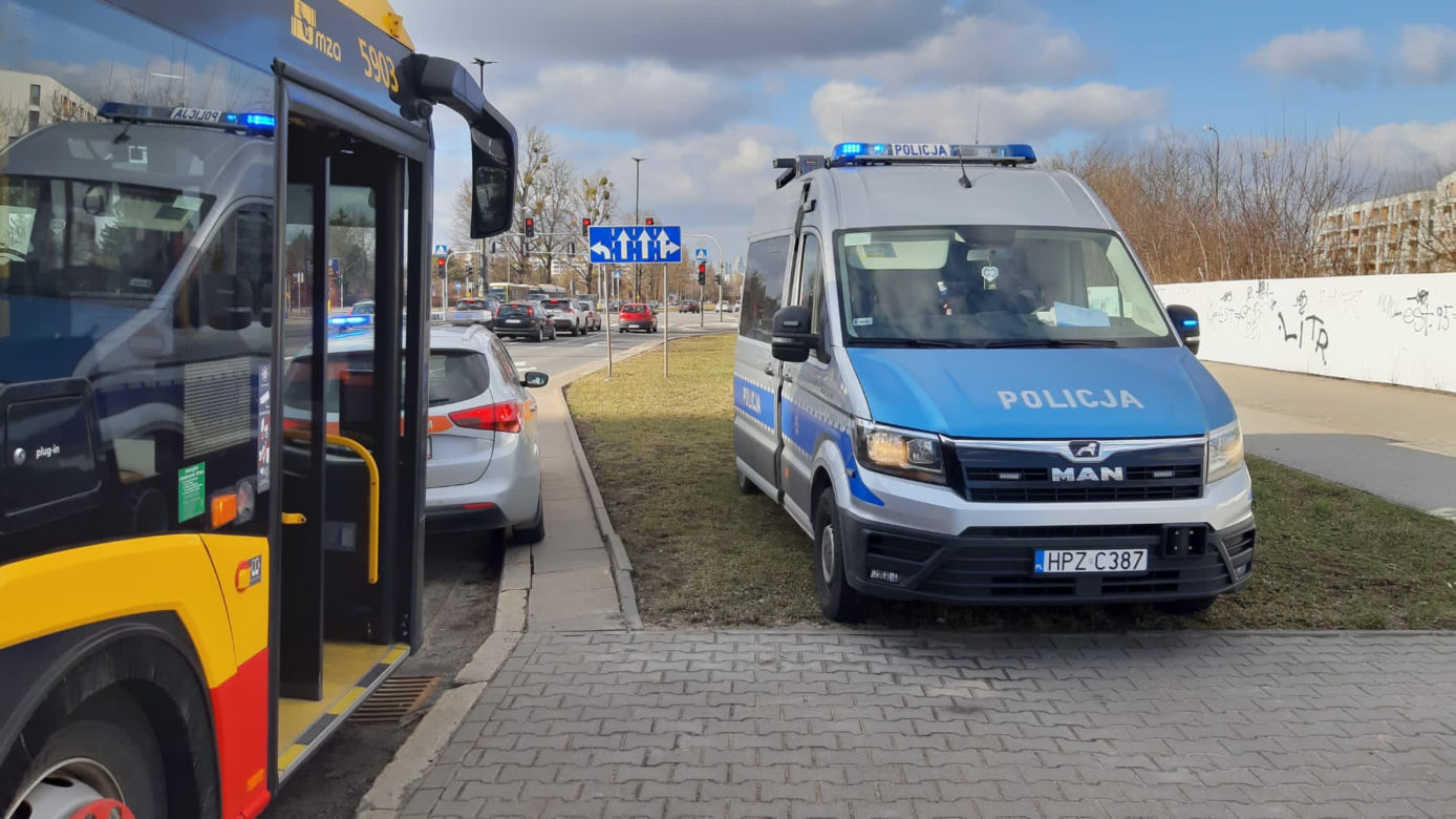 Czteromiesięczne dziecko wypadło z wózka podczas hamowania. Dramat w miejskim autobusie