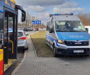 Czteromiesięczne dziecko wypadło z wózka podczas hamowania. Dramat w miejskim autobusie