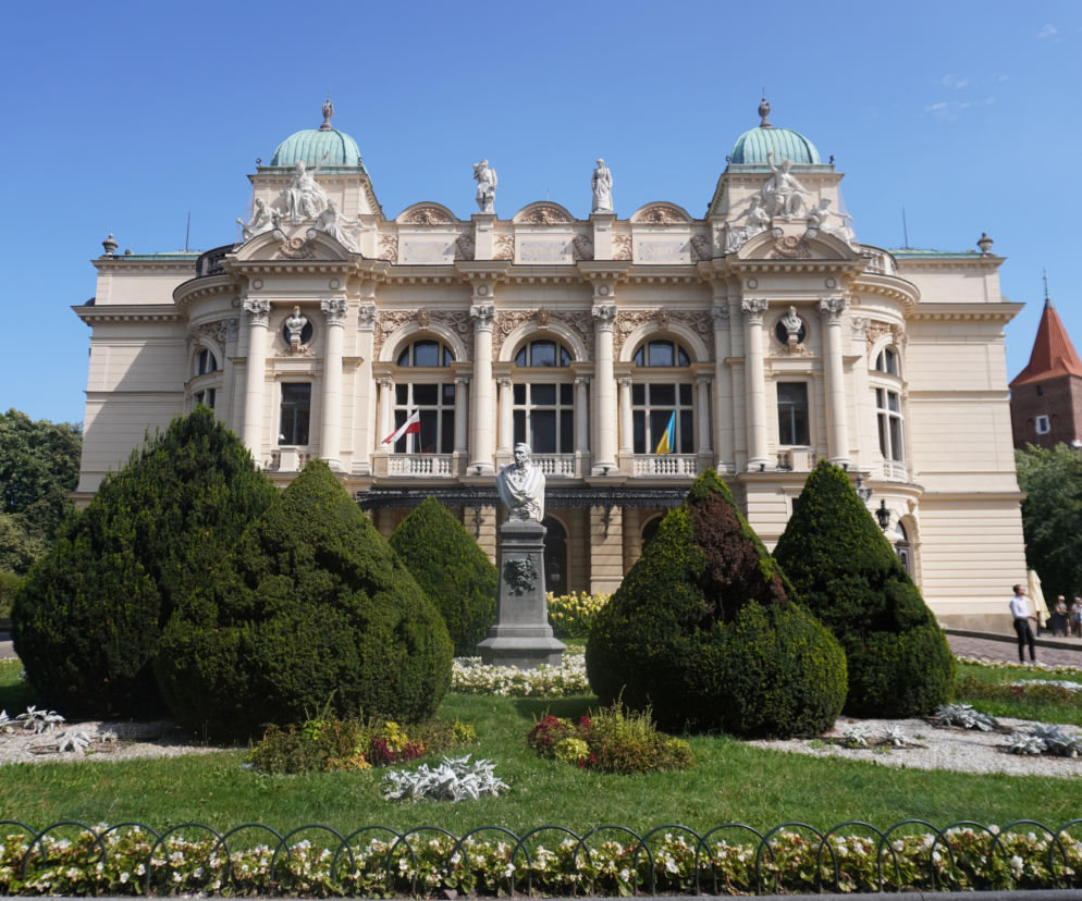 Zdobiona fasada Teatru Słowackiego w Krakowie z pomnikiem Aleksandra Fredry. O historii gmachu przeczytasz na Architektura.