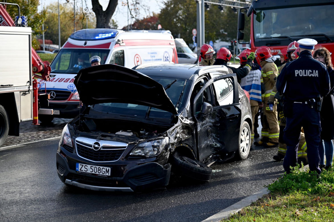 Autobus zderzył się z osobówką