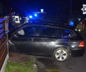BMW przedziurawiło ogrodzenie w Rudnikach. 19-letni Ukrainiec wsiadł za kierownicę po pijaku