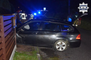 BMW przedziurawiło ogrodzenie w Rudnikach. 19-letni Ukrainiec wsiadł za kierownicę po pijaku